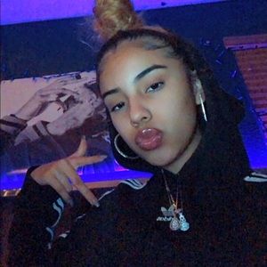 Meet your Posher, Andrea